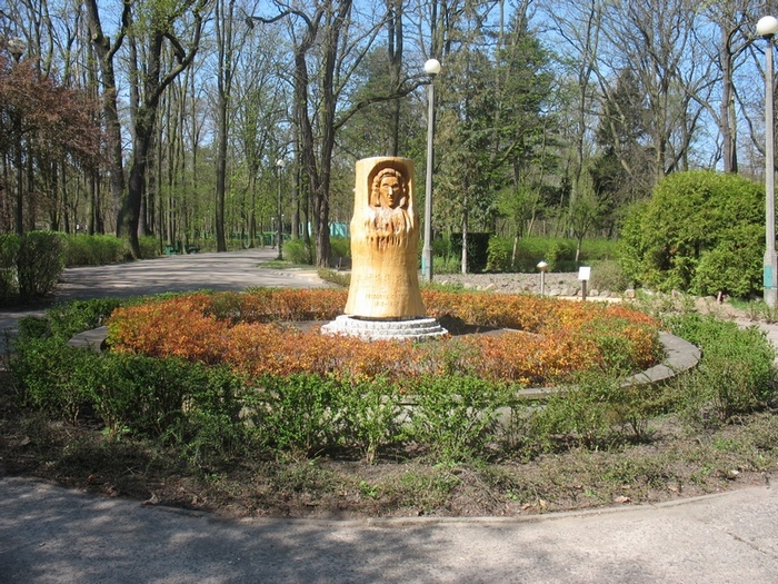 zdjęcie skweru z rzeźbą drewnianą